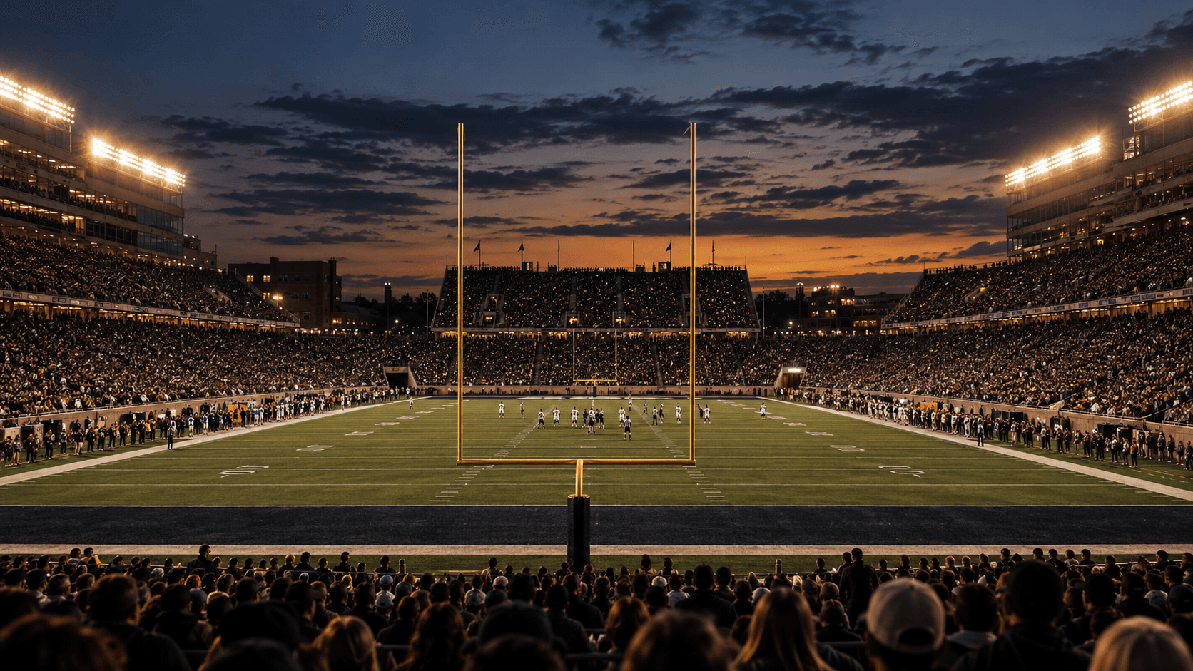 Estadio universitario lleno durante un partido de fútbol americano al atardecer.