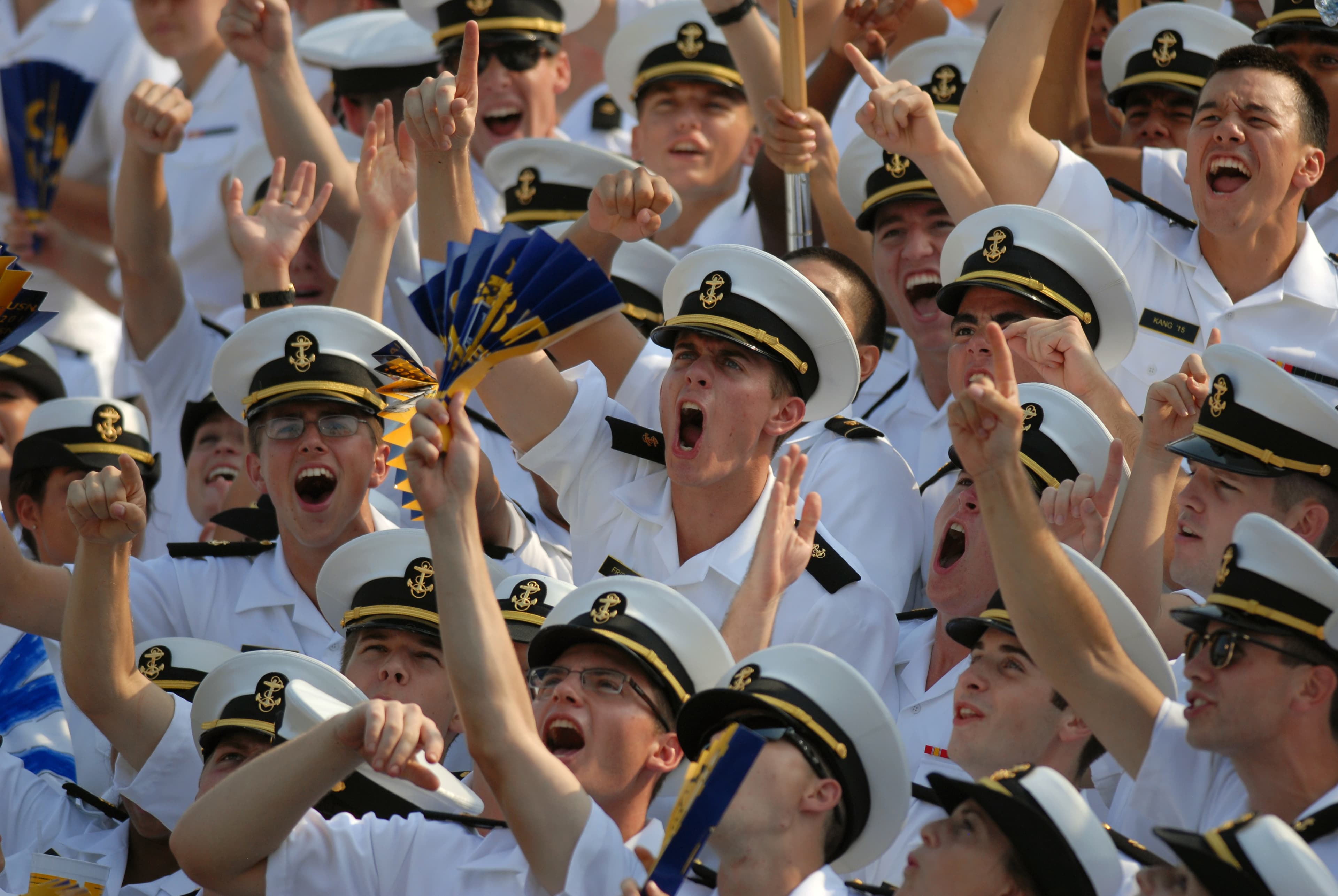 La Brigada de Midshipmen de Navy celebra un touchdown durante un partido.