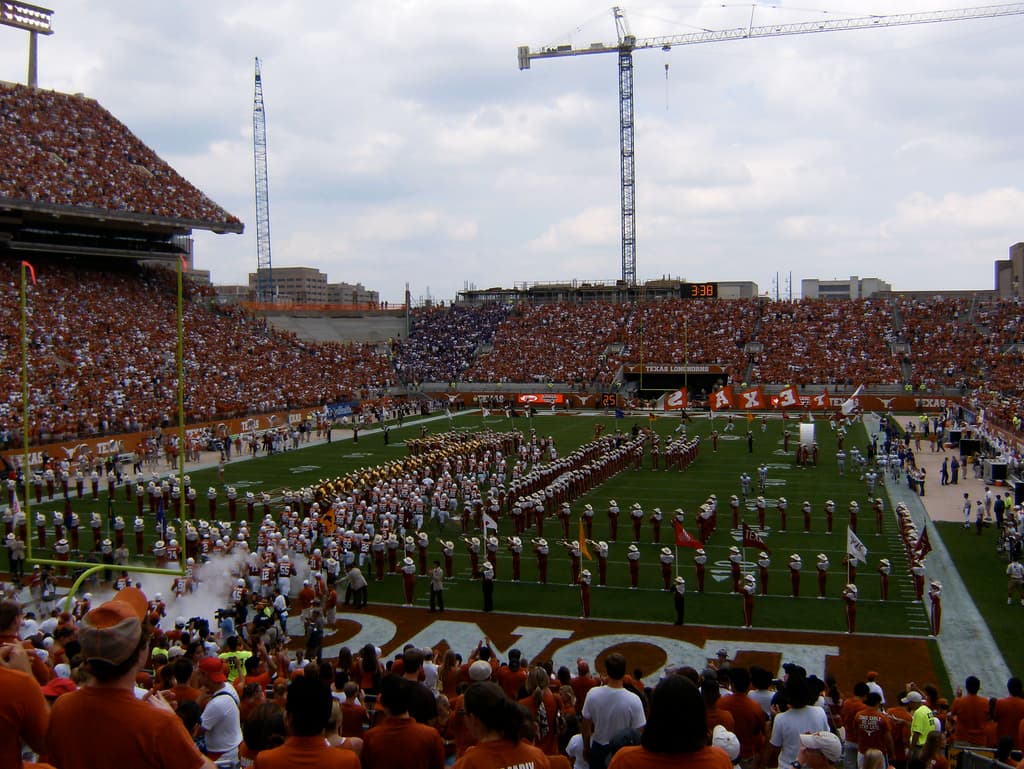 Los Texas Longhorns entran al campo antes de un partido en 2007.